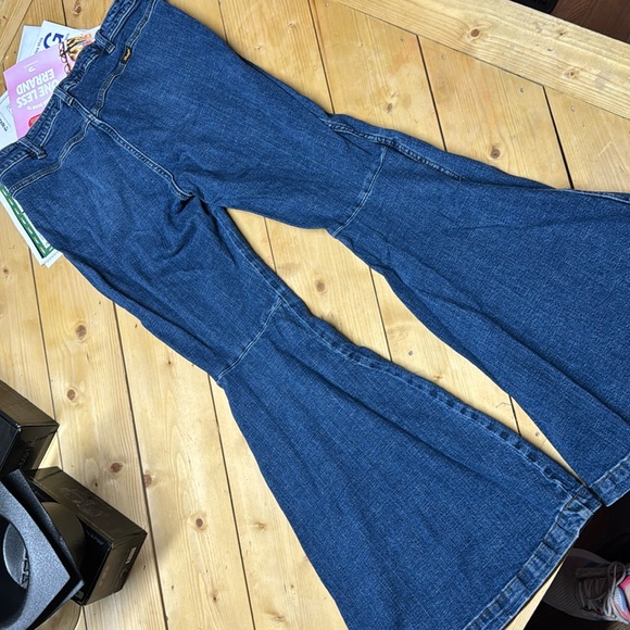 Wrangler Women's Retro High Rise Trumpet Flare Jean-Jana - Picture 2 of 8